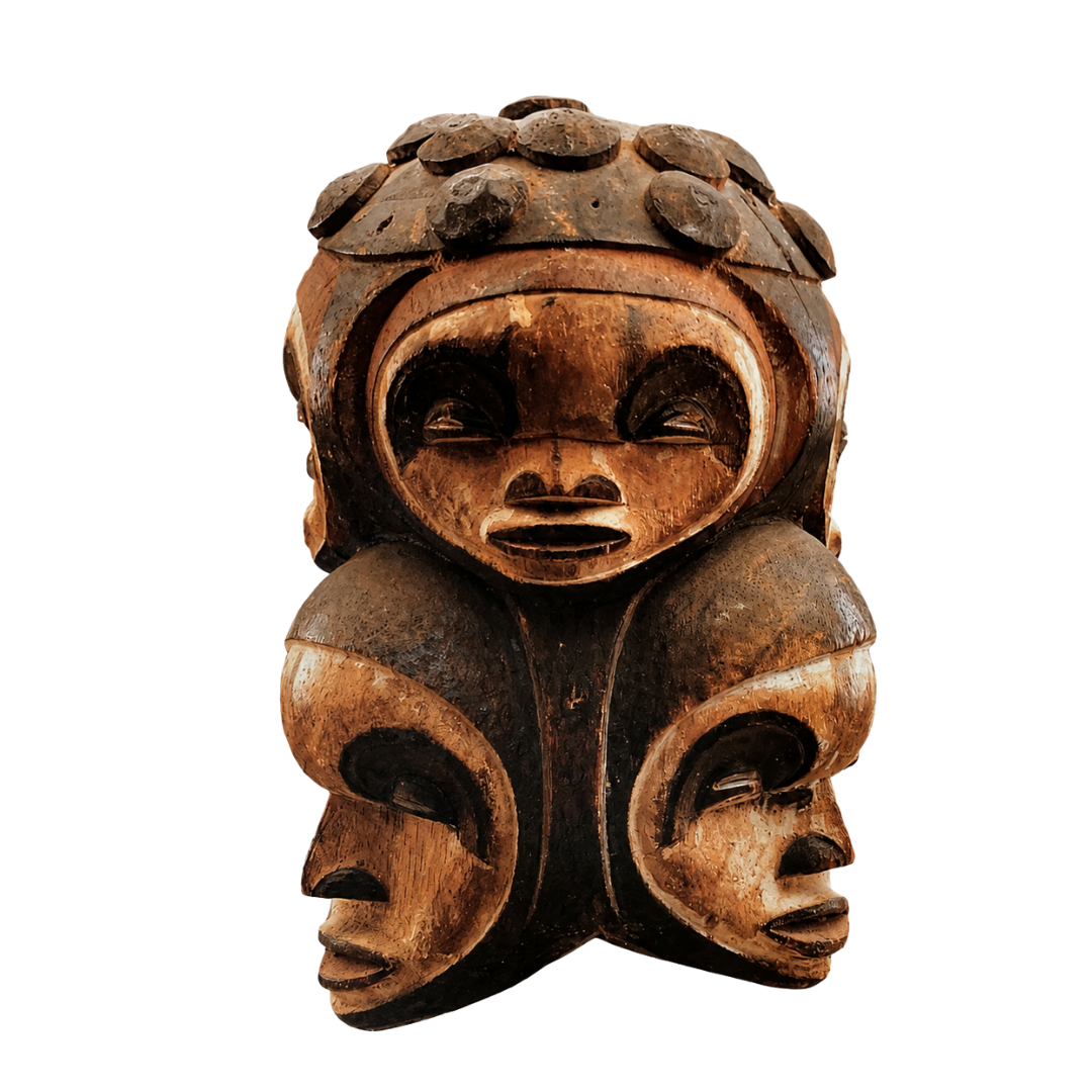 Escultura totem com três máscaras